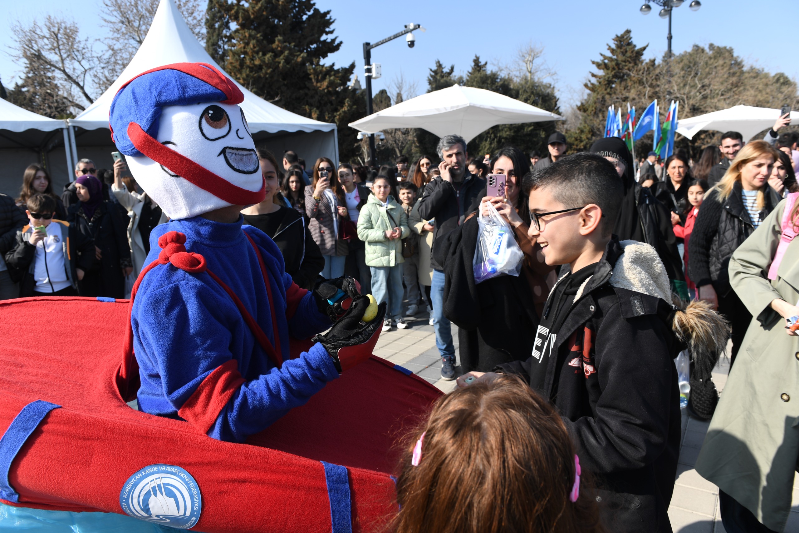 Bakıda Xəzərin suları avarçəkmə və yelkənli qayıqlarla bəzəndi (FOTO)